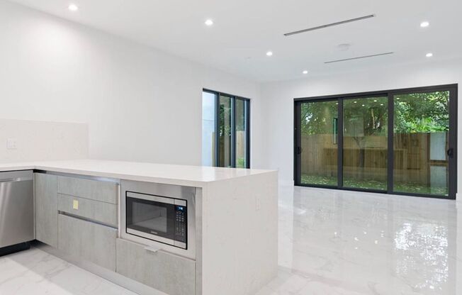 Amazing 3 Bed/2.5 Bath townhouse in the heart of Coconut Grove.