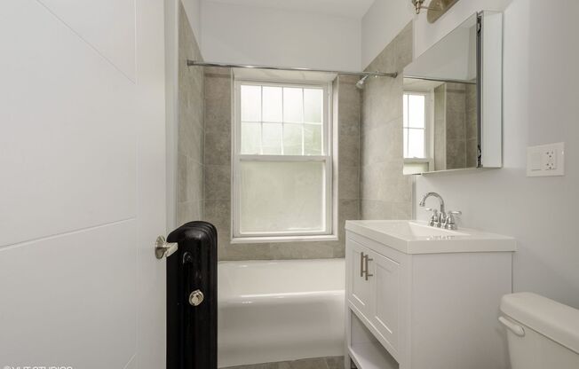 3 beds, 1 bath, 850 sqft, $2,550, Unit 1906-3