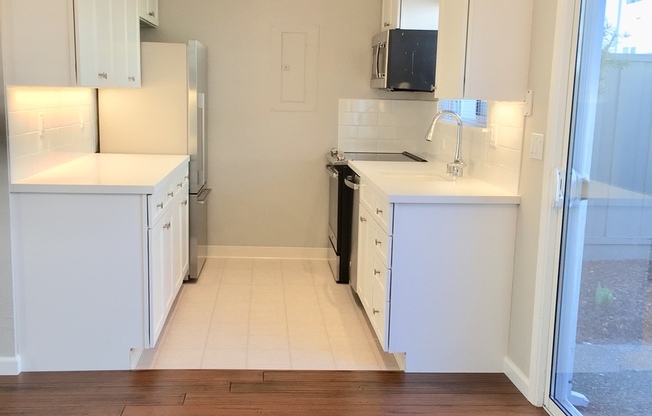 2 beds, 1.5 baths, 1,000 sqft, $3,295, Unit 10