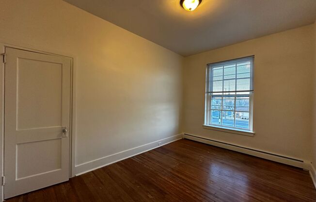 2 beds, 1 bath, $1,200, Unit 3