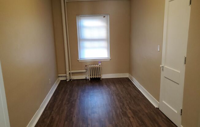 2 beds, 1 bath, $695, Unit Apt # 4