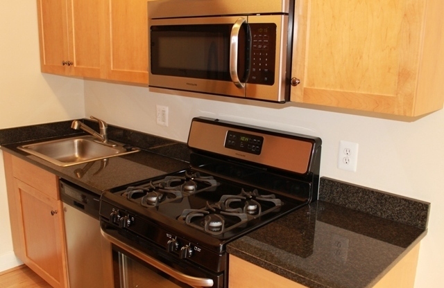 1 bed, 1 bath, 700 sqft, $2,500, Unit 600