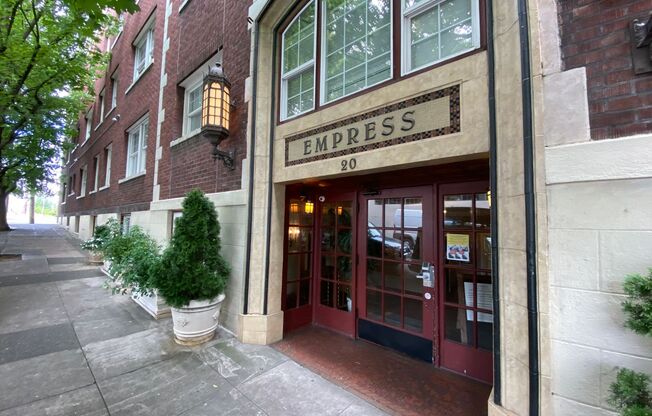 Adorable Studio in the Heart of Downtown with Washer/Dryer in Unit!