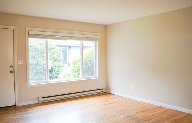 Updated Vintage 2Bed Courtyard Flat w/Hardwoods & DW by Mt. Tabor!