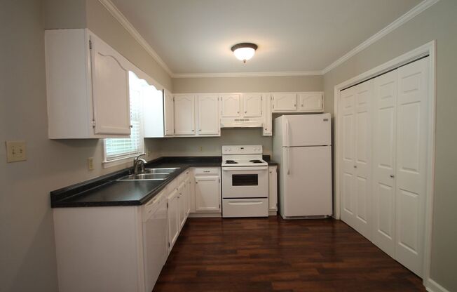 2 beds, 1 bath, $1,395