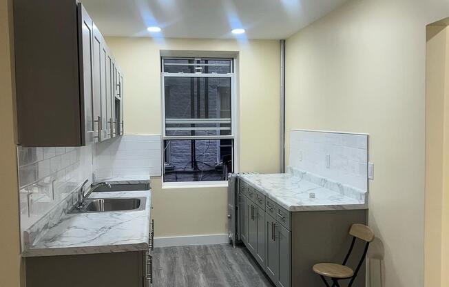 132 E 52 ST