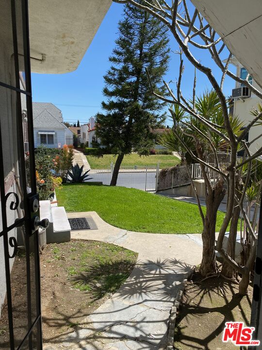 837 N ALEXANDRIA AVE