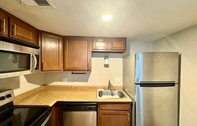 2 beds, 1 bath, 700 sqft, $1,200, Unit Unit 2