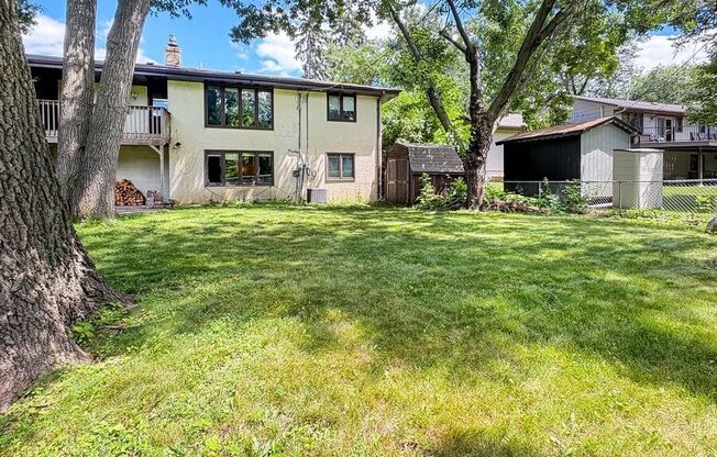 5841 5843 WINNETKA AVE N