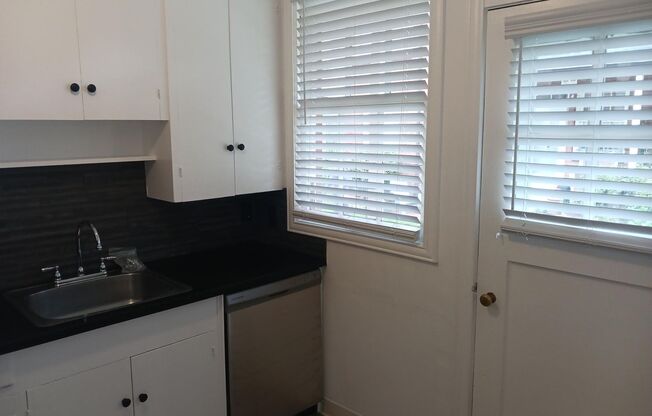 2 beds, 1 bath, 901 sqft, $1,929, Unit 22