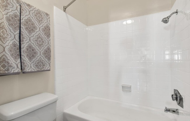 Sherman Oaks Apartments shower