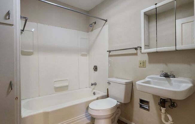 2 beds, 1 bath, $695, Unit 319