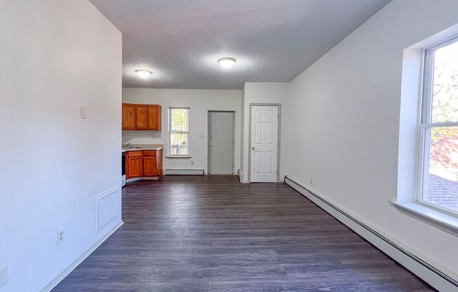 3 beds, 1 bath, $1,700, Unit 2E