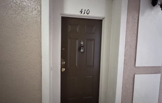 3/2 updated condo, inside gated community in Metrowest!