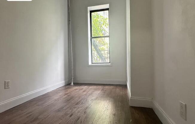 215 E 4 ST