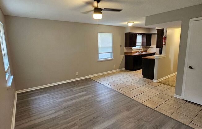 Cozy 2/1 with a Garage in Raytown!