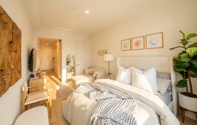 Studio, 1 bath, $4,100, Unit 2703