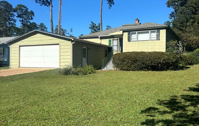 3 Bedroom House w/ Fenced in Yard in the Heart of Midtown