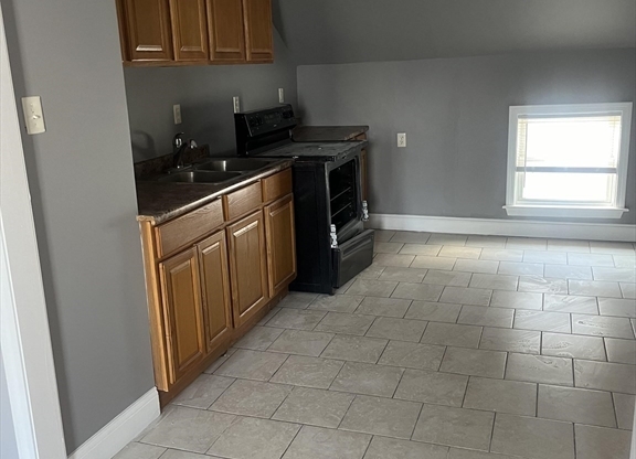 3 beds, 1 bath, 900 sqft, $1,550, Unit 3L