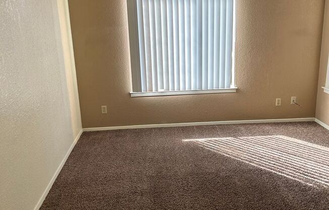 2 beds, 1 bath, 861 sqft, $970, Unit 04