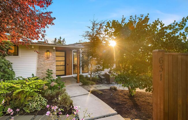 Kirkland West of Market - Luxury 3 Bedroom 3 Bath Home