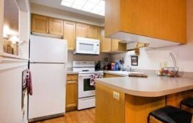 Beautiful Top Floor Provo Apartment w private balcony