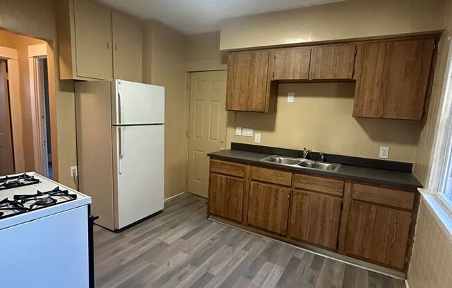 2 beds, 1 bath, 1,048 sqft, $1,000, Unit UP Unit