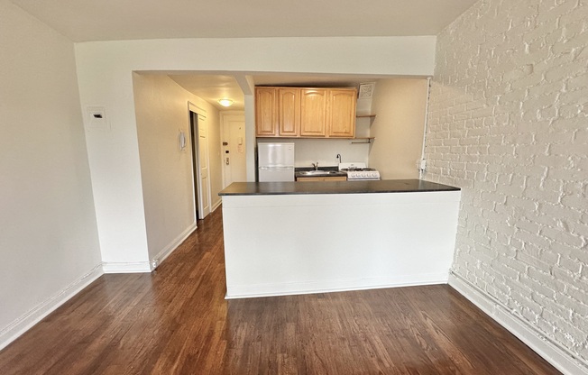 1 bed, 1 bath, $4,300, Unit 4C