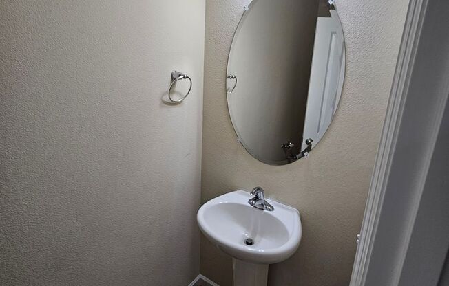 Townhome in South Salem with Washer/Dryer ~ 5743 Karen Lynn