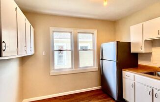 3 beds, 1 bath, $1,800, Unit 2