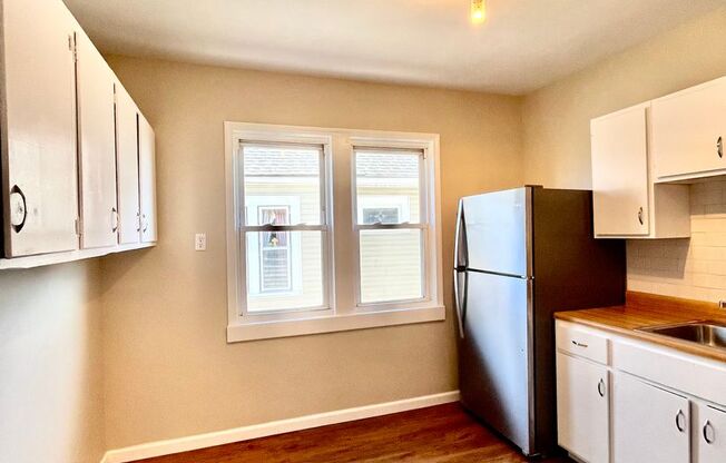 3 beds, 1 bath, $1,800, Unit 2