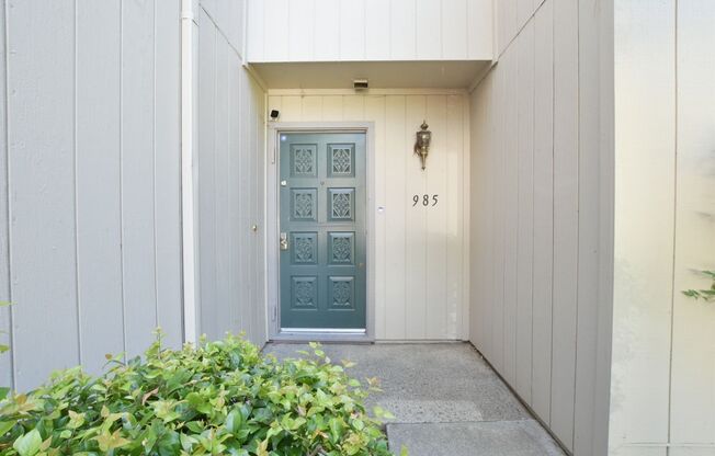 Beautiful 3 Bedroom 2.5 Bath End Unit Townhouse Near Willow Glen!