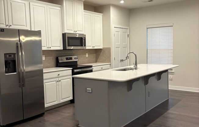 3BR 2.5 BA townhome with all the builder options in a great location in Oakhurst