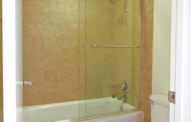 1 bed, 1 bath, $2,000, Unit C24