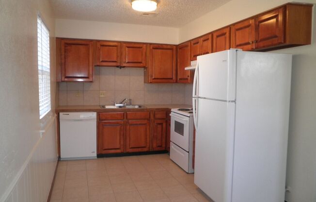 2 beds, 1 bath, 975 sqft, $850, Unit D