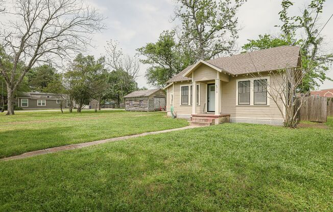 Adorable cottage in the heart of Tomball!