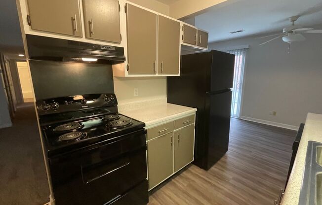 2 beds, 1 bath, 880 sqft, $959, Unit 111