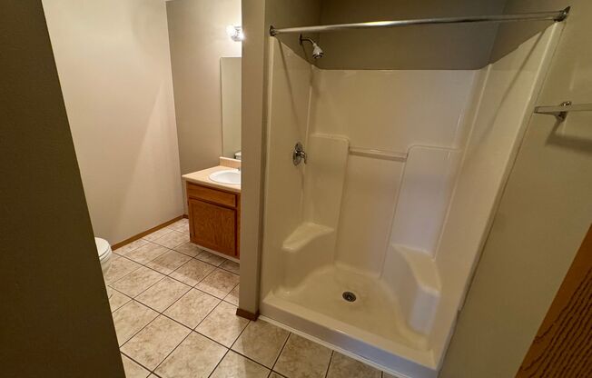 2 beds, 2 baths, $895, Unit UNIT 16