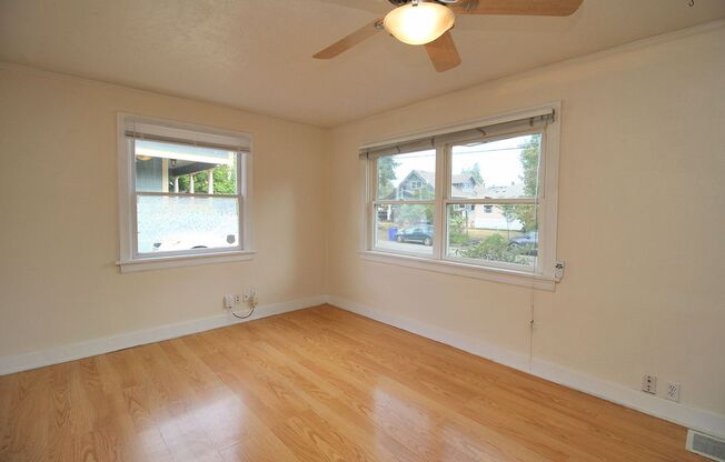 Great Overlook 2 Bedroom Bungalow - Steps to Max!!!!