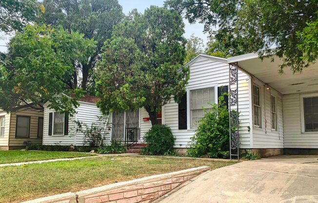 Spacious 2-Bedroom Home in Ridglea West – A Must-See!