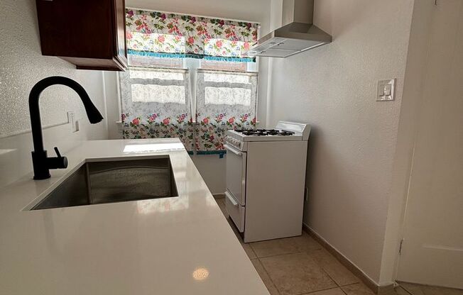 Studio, 1 bath, 450 sqft, $1,550, Unit 812 4/5