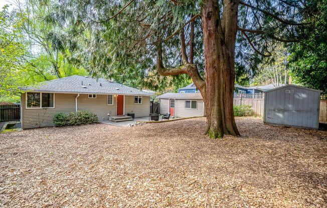 Nice 2 beds house in Maple Leaf within additional Bonus room detached.
