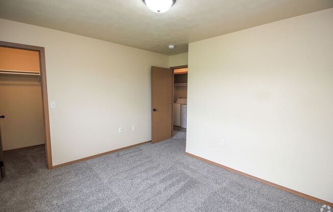 3 beds, 2.5 baths, 1,260 sqft, $1,640, Unit 6800-04