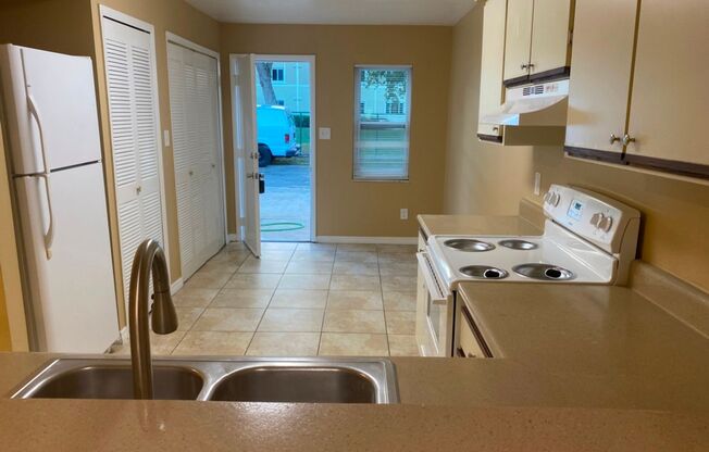 2 beds, 2 baths, 1,087 sqft, $1,650, Unit L SB 1504