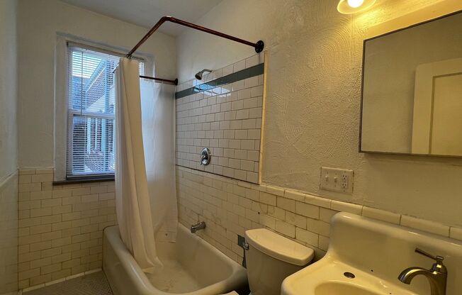 Studio, 1 bath, 400 sqft, $875, Unit 710