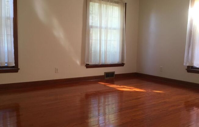Milwaukee - Near Brewer Stadium - One Bedroom One Bath Apt