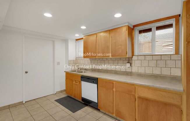 4 beds, 2.5 baths, $3,299, Unit 3915 SE 68th Avenue Unit A