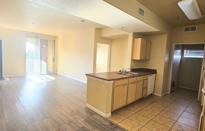 Beautiful 2 bedroom condo with garage. All appliance. Lots of Amenities