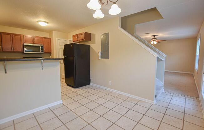 3 beds, 2.5 baths, $1,200, Unit B