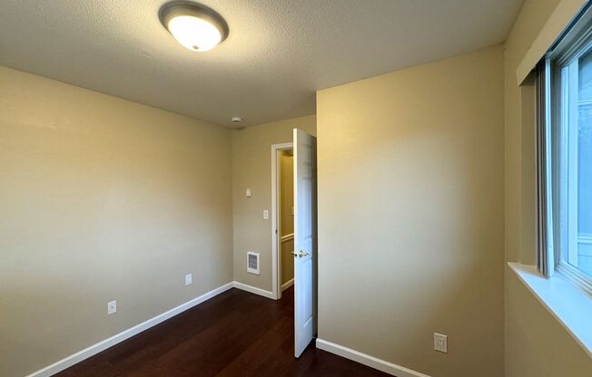 Lovely 2 Bedroom Condo in Hampton Village Tacoma!